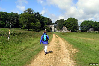 Isle of Wight: walking towards Freemantle gatehouse